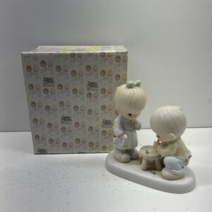 Precious Moments Figurine #521698 "Thumb-Body Loves You" Porcelain Figurine